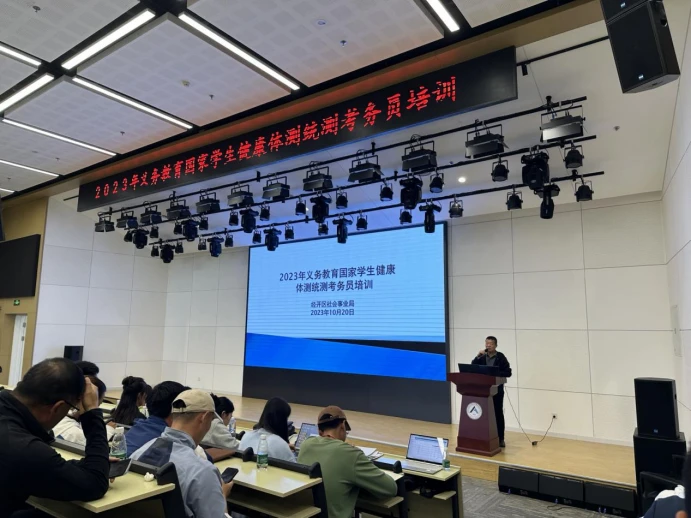 老年人打篮球时应如何进行适当的力量训练?_1